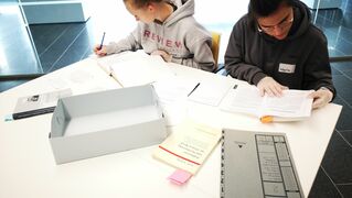 Arbeiten wie Historiker und Historikerinnen: Wir können sowohl Primärquellen als auch Sekundärliteratur zur Verfügung stellen.