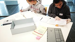 Arbeiten wie Historiker und Historikerinnen: Wir können sowohl Primärquellen als auch Sekundärliteratur zur Verfügung stellen.
