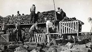 Die Fürsorgezöglinge beim Bau der Torfmieten in den 1930er-Jahren.