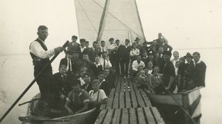 Jugendfürsorge-Zöglinge bei einem gemeinsamen Bootsausflug am Dümmer-See in den 1930er-Jahren.
